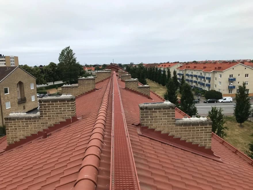 Renoverad tegelmur med fogning